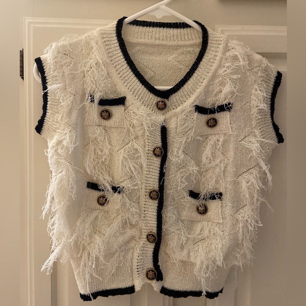 Cute sweater vest! Worn once. Don’t know brand. Size small. Perfect condition.